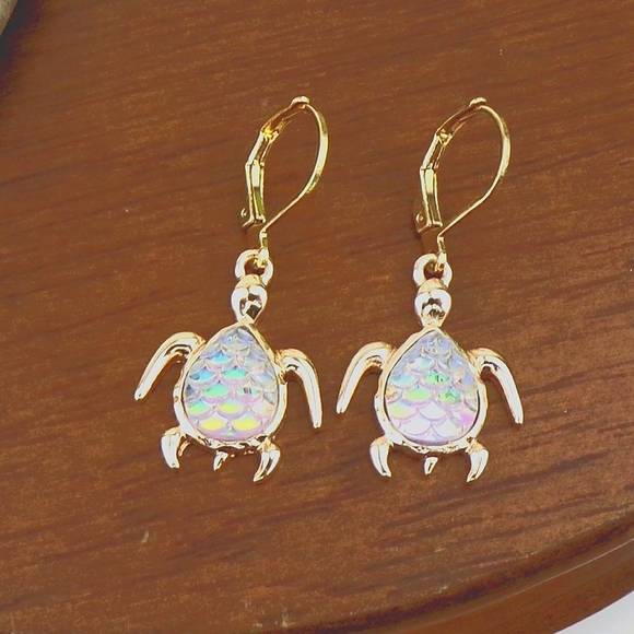 Handmade textured iridescent turtle charm earrings NWT - Picture 2 of 2